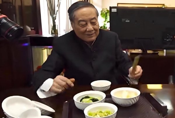 熊猫配资 宗庆后声称一天只花几块钱, 实际上满世界买豪宅, 海外资产18亿