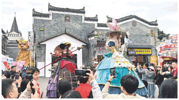 高忆配资 《爱丽丝梦幻奇境》戏剧巡游亮相东西巷